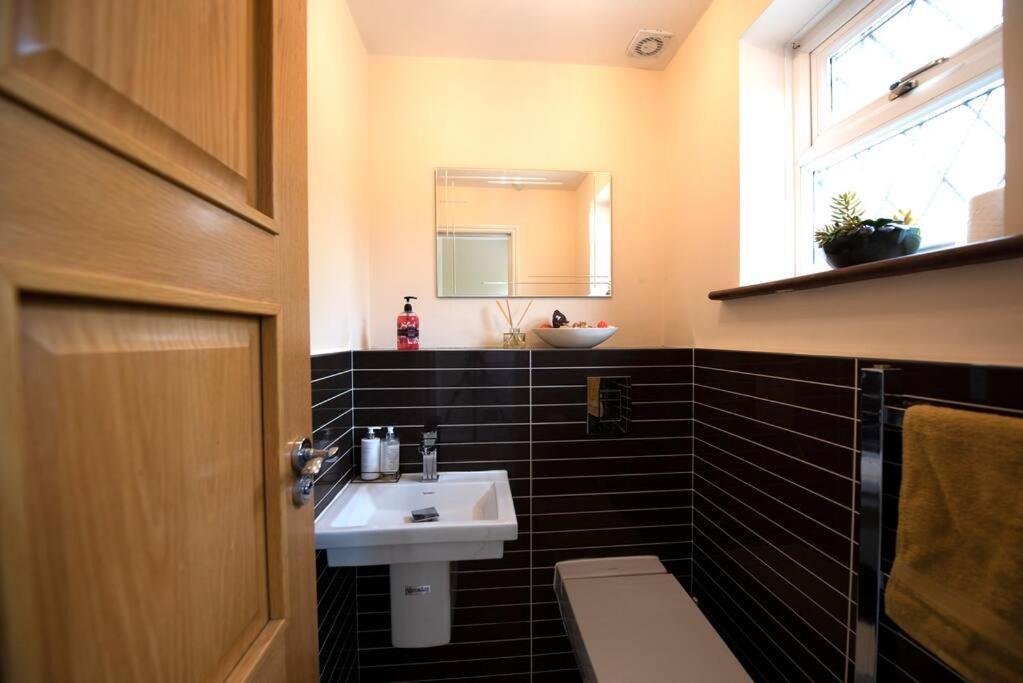Luxury 6 Bedroom House With Parking - Northwood 诺斯伍德 外观 照片