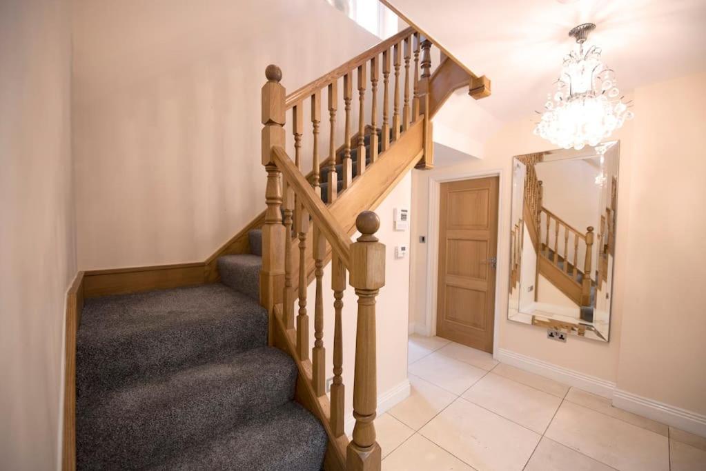 Luxury 6 Bedroom House With Parking - Northwood 诺斯伍德 外观 照片